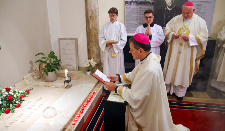 Škof Andrej Saje na grobu škfa Antona Mahniča (foto: Škofija Krk)