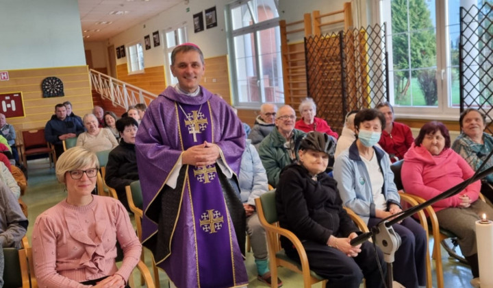 Novomeški škof Andrej Saje med oskrbovanci doma (foto: Škofija Novo mesto)