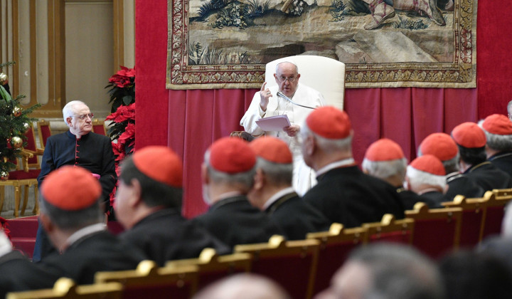 Papež nagovarja člane rimske kurije (foto: Vatican News)