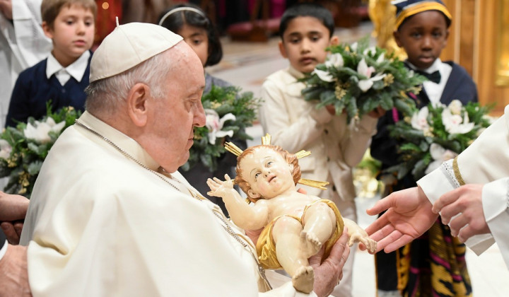 Papež Frančišek pri polnočni sveti maši (foto: Vatican Media)