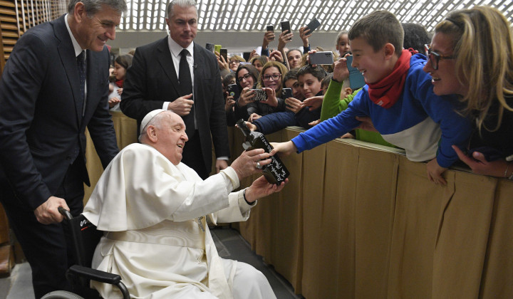 Papež in mladi (foto: Dicastero per la Comunicazione)