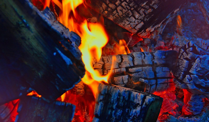 Kamin, gorenje, ogenj, žerjavica (foto: Pixabay / Gábor Adonyi)