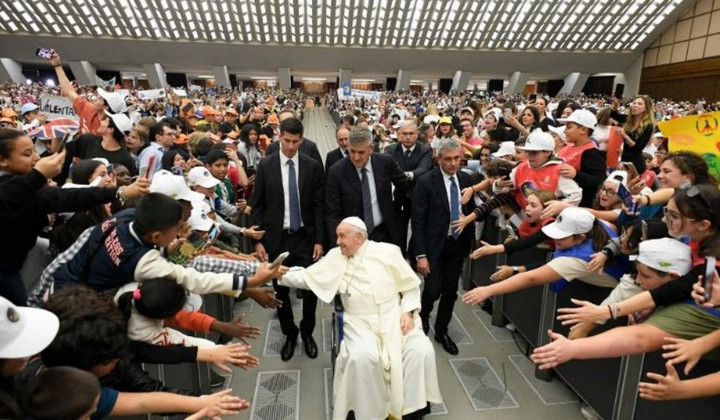 Papež na novembrskem srečanju z otroki (foto: Vatican media)