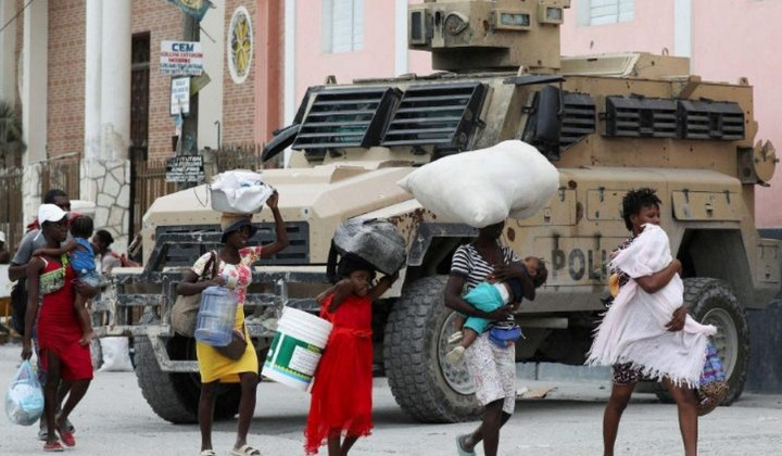 Ljudje bežijo iz glavnega mesta Haitija (foto: Vatican media)