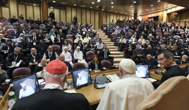 Papež med srečanjem z udeleženci konference (foto: Vatican media)