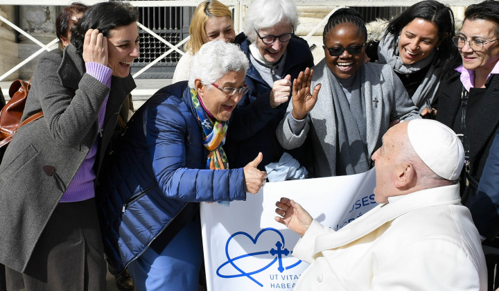 Papež pozdravlja romarje (foto: Vatican media)