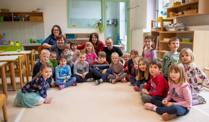 Glasen pozdrav in široki nasmehi otrok iz vrtca Montessori, ki deluje v Zavodu A M Slomška  (foto: Rok Mihevc)