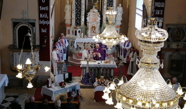 Somaševanje je pri pogrebni sveti maši vodil koprski škof Jurij Bizjak (foto: Petra Stopar)