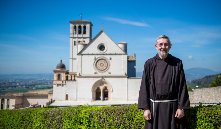 Br. Štefan Kožuh pri baziliki svetega Frančiška Asiškega (foto: Rok Mihevc)