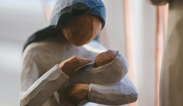 'Marija pa je živela iz molitve, iz notranje povezanosti z Bogom. Lepa prispodoba je, da je Marija kot vodnjak. Navzven je zelo malo videti, a njeno bogastvo je notranje.' (foto: Phil Hearing / Unsplash)