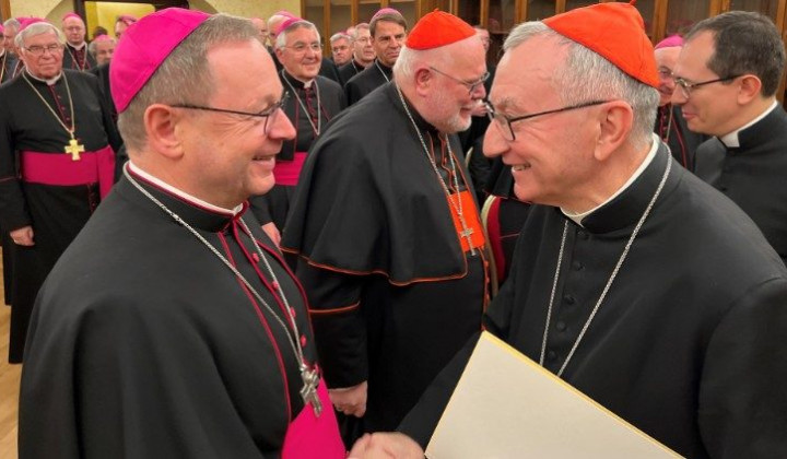 Kardinal Pietro Parolin in Georg Bätzing med ad limnina nemških škofov v Rimu 18. novembra 2022. (foto: Nemška škofovska konferenca)