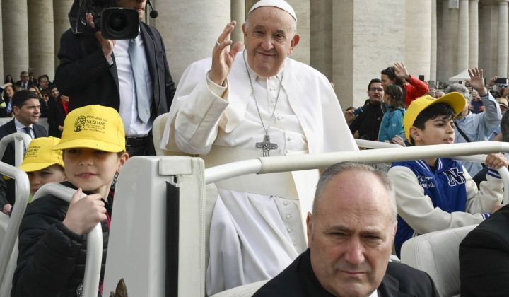 Papež pozdravlja vernike, zbrane na Trgu sv. Petra (foto: Vatican media)