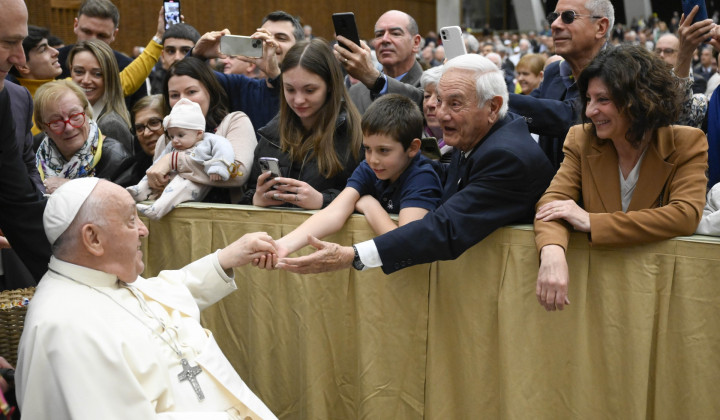 Papež pozdravlja udeležence srečanja med starimi starši in vnuki (foto: Vatican News)