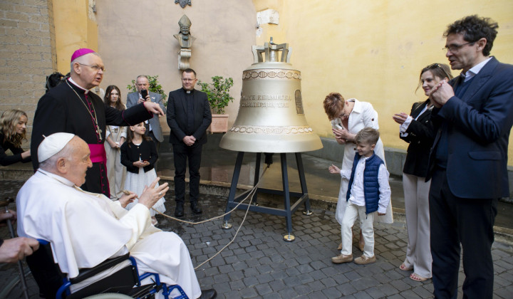 Papež je blagoslovil zvon 