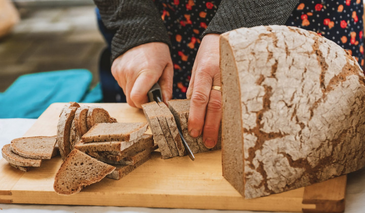 Kruh je dobrina, ki ne sme manjkati na nobeni mizi (foto: dobroteslovenskihkmetij.si)