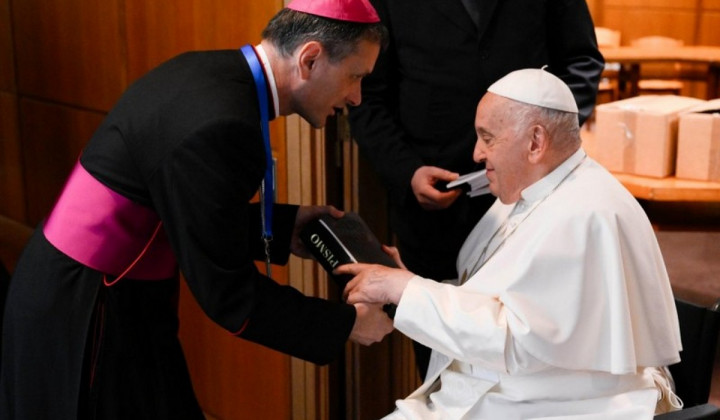 Škof Andrej Saje pri papežu Frančišku (foto: SŠK)