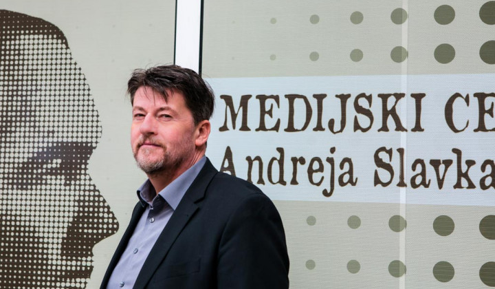 Direktor Nova24TV Boris Tomašič pred medijskim centrom Andreja Slavka Uršiča na Štihovi ulici v Ljubljani. (foto: https://nova24tv.si)