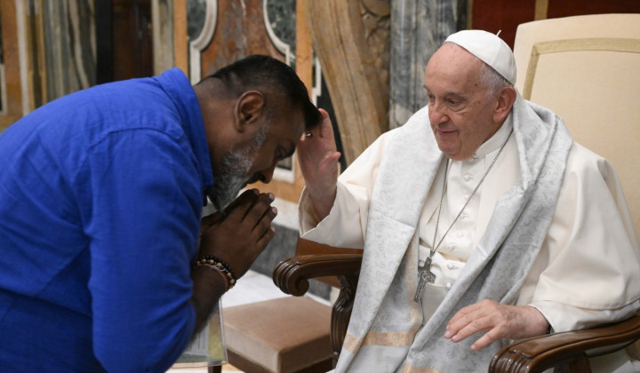Papež je osebno pozdravil vse udeležence medverskega srečanja (foto: Vatican media)