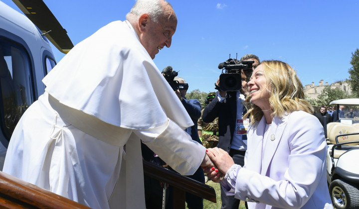 Papeža je v Apuliji sprejela italijanska premierka Giorgia Meloni (foto: Vatican Media)