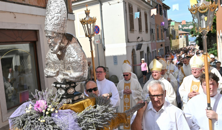 Procesija s kipom in relikvijamo sv. Nazarija (foto: Picasa)