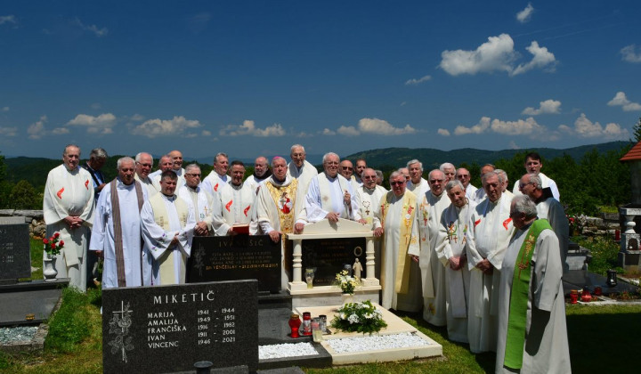 Zbrani duhovniki ob grobu pokojnega Jureta Ivanušiča (foto: Gregor Ivanušič in Silvo Kulovec)