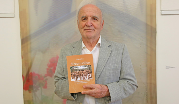 Dr. Milko Mikola s knjigo (foto: Ivo Žajdela)