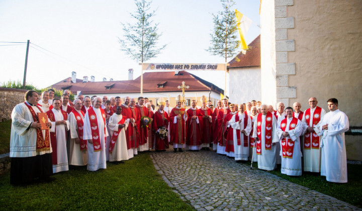 Škofje in duhovniki ob novomašniku (foto: Rok Mihevc)