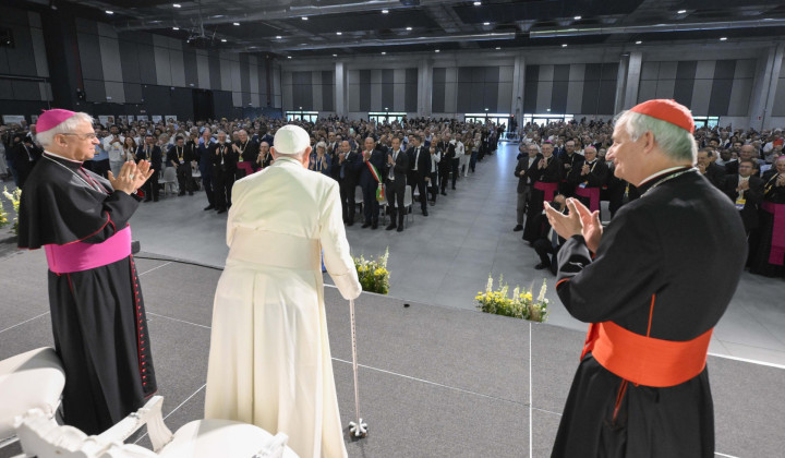 Papež pozdravlja več kot 1000 udeležencev socialnega tedna (foto: Vatican media)