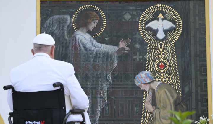 Papež moli pred sliko slovenske umetnice Helene Vurnik (foto: Vatican media)