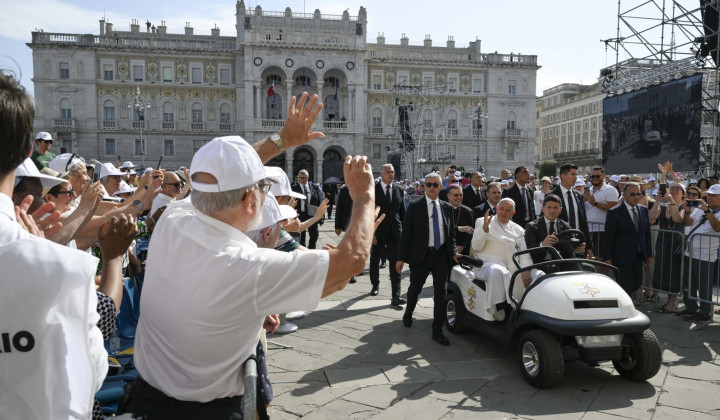 Papež prihaja na osrednji trg v Trstu (foto: Vatican News)