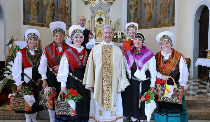 Zlatomašnik dr. Janez Juhant z narodnimi nošami (foto: Radio Vatikan / Jože Potrpin)