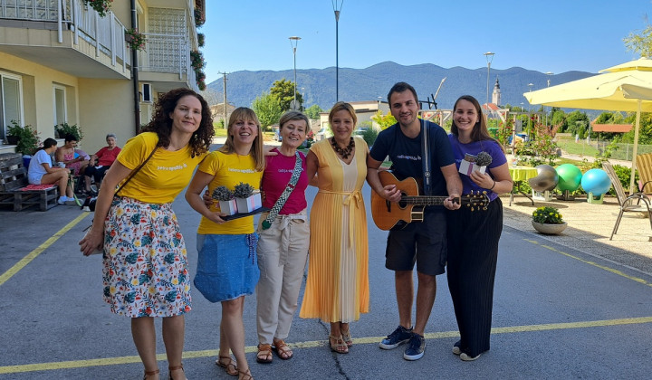 Radijski sodelavci Petra, Helena, Lidija, Jakob in Maja z direktorico Bisersko (foto: Lidija Zupanič)