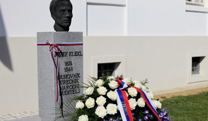 Spomenik Jožefa Klekla v Črenšovcih (foto: Daniel Novakovič/STA)