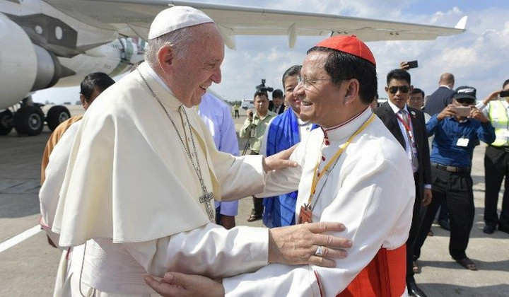 Papež s kardinalom Bojem med obiskom Mjanmara leta 2017 (foto: Vatican News)