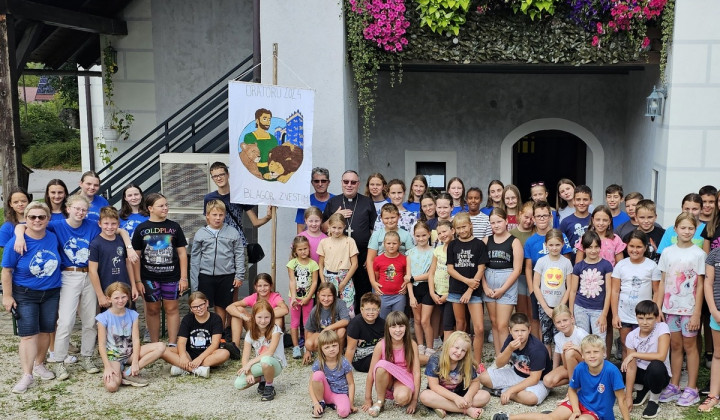 Mariborski nadškof v družbi animatorjev in otrok na oratoriju (foto: FB Alojzij Cvikl)