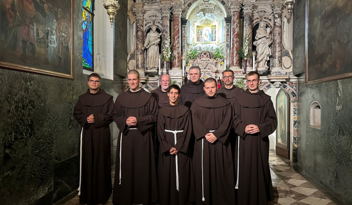 V svetišču Matere Božje Trsatske na Reki je v petek frančiškanski habit oblekel brat Benjamin Božič iz župnije Ljubljana Bežigrad (foto: Facebook Svetišča Matere Božje Trsatske)