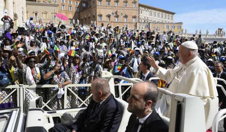 Papež pozdravlja cernike, zbrane na trgu (foto: Vatican media)