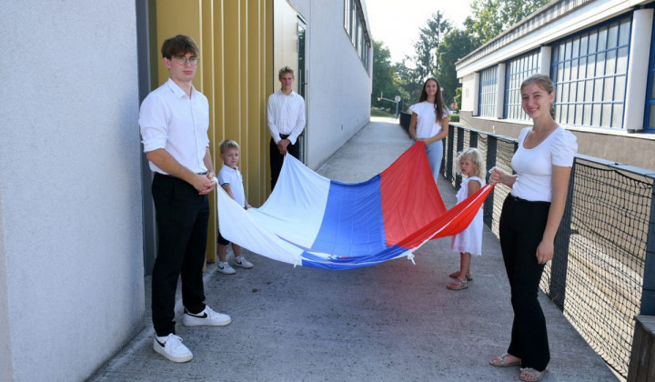 Slovesnost so začeli z dvigom zastave in slovensko himno (foto: ŠKG)