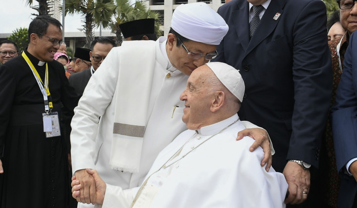 Papež z imamom pred največjo mošejo v Džakarti (foto: Vatican media)