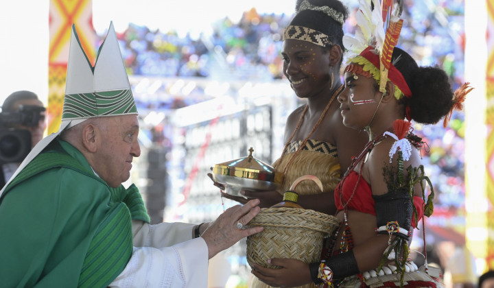 Prinašanje darov med sveto mašo (foto: Vatican media)