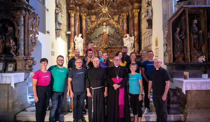 Radijski sodelavci z nadškofom Alojzem Ciklom in duhovnikom Tonijem Brinjovcem (foto: ARO)