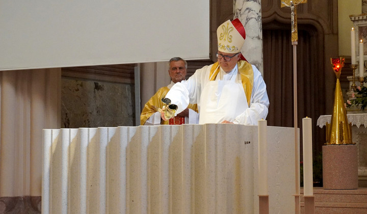 Škof Peter Štumpf z oljem posvečuje oltar (foto: donbosko.si)