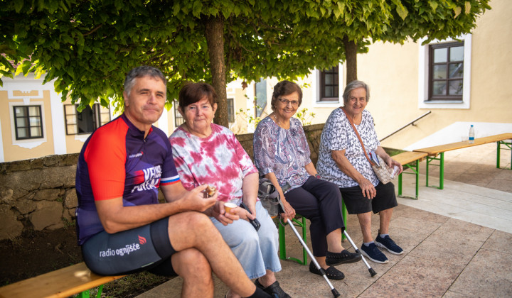 Izidor Šček v družbi poslušalk (foto: Rok Mihevc)