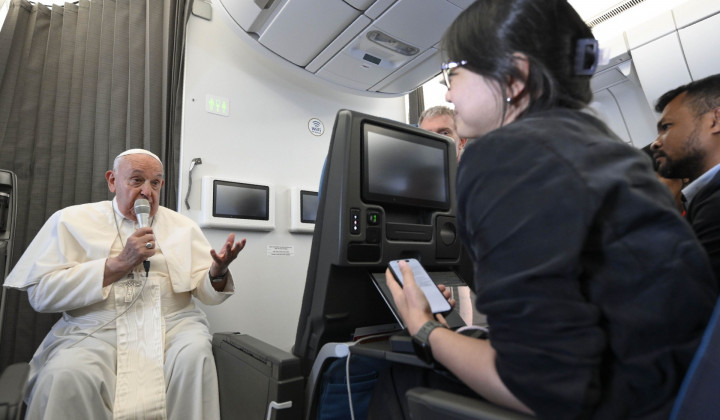 Papež med pogovorom z novinarji (foto: Vatican media)