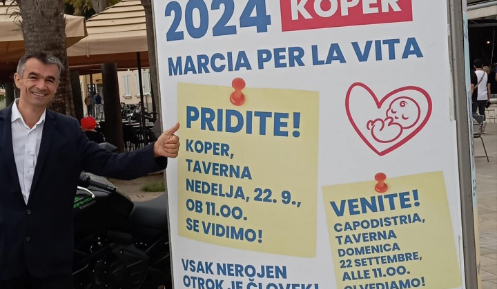 Martin Vuk pred plakatom, ki vabi na Pohod za življenje (foto: Martin Vuk)