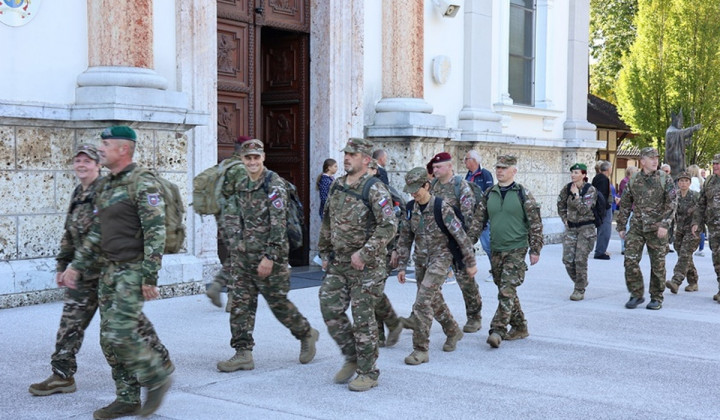 Vojaki priromali pred baziliko Marije Pomagaj (foto: marija.si)