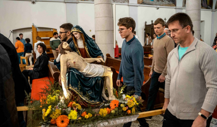 Žalostna Mati božja v procesiji (foto: Miha Kopač)