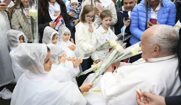 Papež je ob prihpdu pozdravil otroke (foto: Vatican media)