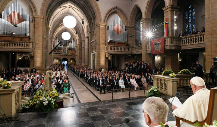 Papeževo srečanje z verniki v luksemburški katedrali (foto: Vatican Media)