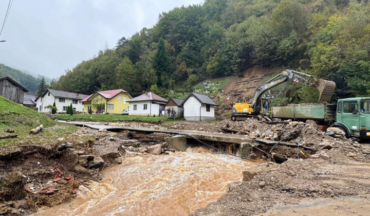 Poplavljeno mesto Kiseljak v Bosni in Hercegovini. (foto: FENA/STA)